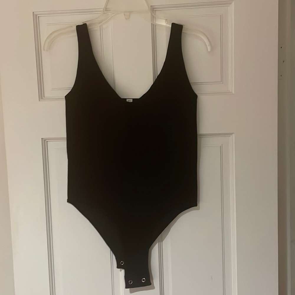 NWOT Aura Black Sleeveless Ribbed Bodysuit in size M/L